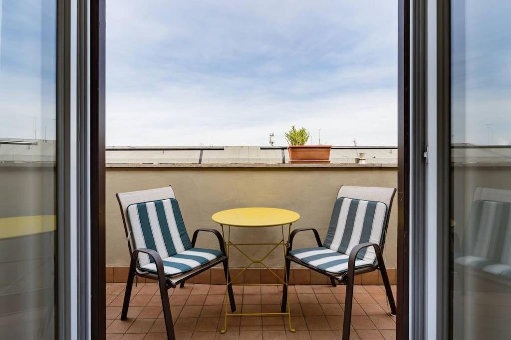 Flat On Rooftop Apartment Rom